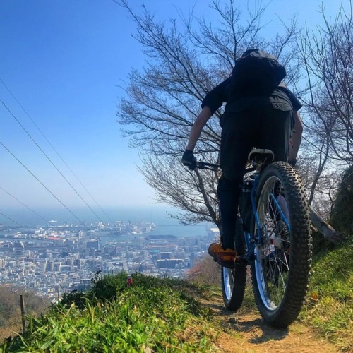 tothenexttrail:#mtrokko #mrhc #mountainbike #crazysheep #bighorn #275+ #cherryblossom 桜を見ながらの裏山RIDE。