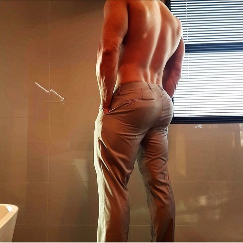 iluvbubblebutts:Love an ass in dress pants!