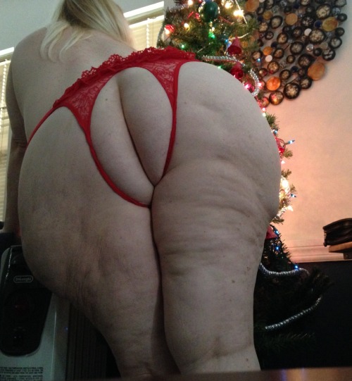 fuckyeahwhooty:  thehottbbw:  Tis’ the season to be Jolly…and of course, LOVE Phat asse