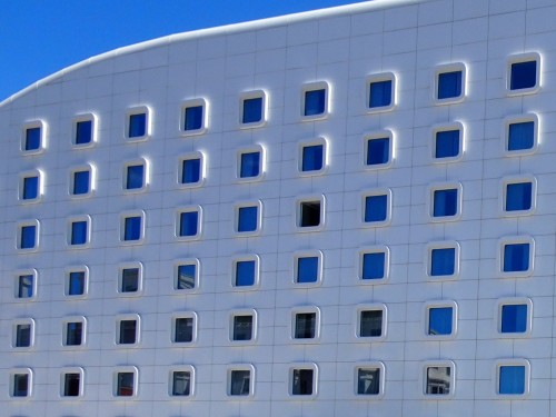 Une longue série géométrique s’amorce.Ici des façades…- Marseille. L’hôtel Golden Tulip, Quai