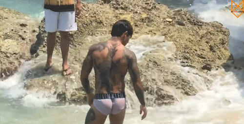 Porn sportmen-bulge:  Men on the beach photos