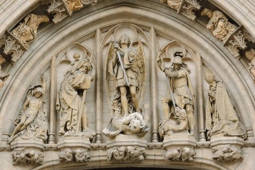 angelsinart:Close up of statues on the Brussels Town Hall.