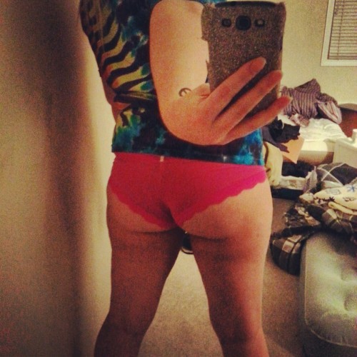 blueeyeswhitebitchbro:  First full booty pic, enjoy lol