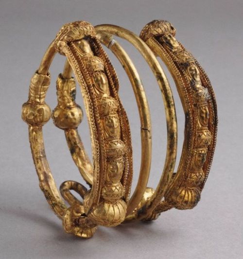 fashionologyextraordinaire:Gold Etruscan Hair ring with female heads, 7th C. BCE. Location: Pri