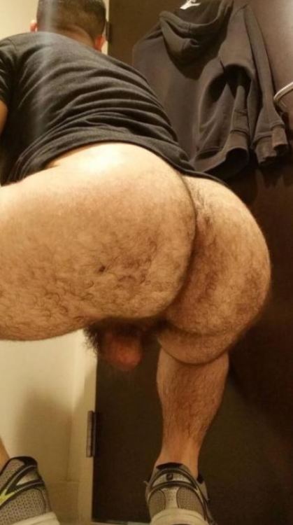 redmannuts: flasseatr: palmspringscumdump: Nice hairy ass Would eat each one…….one rig