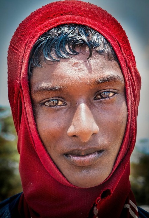 darkskinasianappreciation: A fisherman in Negombo, Sri Lanka.