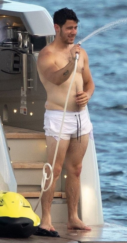 bigboldblog:belliesnass-deactivated20190806:Nick Jonas’ impending weight gain is killing me! I just want his love handles and belly to explode! And that ass in the first pic is so fat! I love the fat spilling over his tight waistband in the last