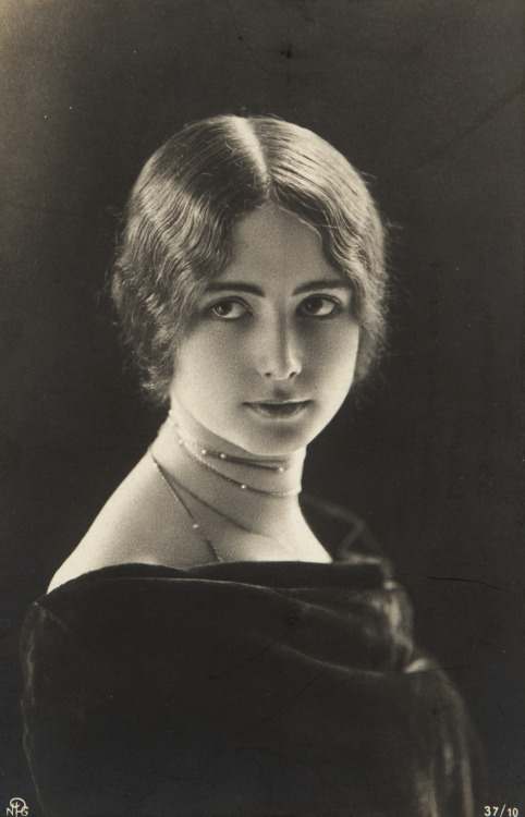 Studio NPG, Portrait of Cleo de Merode, 1903 