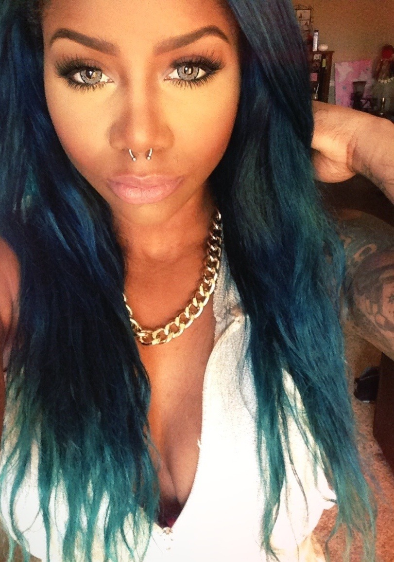 naturallyaprincess:  black girl x blue hair 