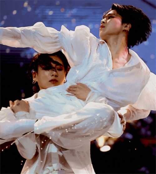 syubb:Jimin and Jungkook performing to Black Swan Orchestra Version in MMA 2020(photos from topdaily