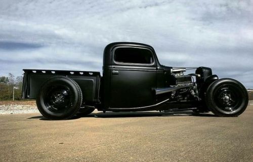 a1ratrods:  Black’d Hotrod - Credit http://cafe-racers.fr