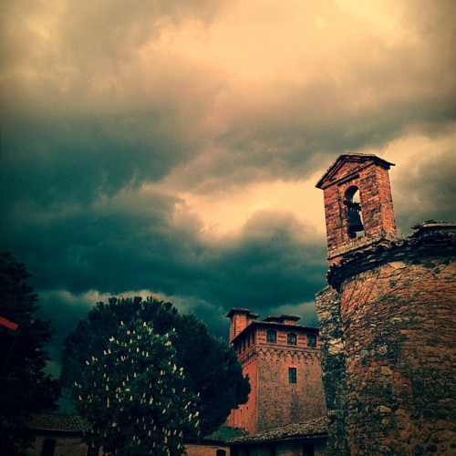 tuscanygram:  #sanfabiano #rain #clouds #castle #siena #tuscany #tuscanygram #countryside #italy | by castellodisanfabiano | Look on Instagram: http://ift.tt/1hmgKrt 