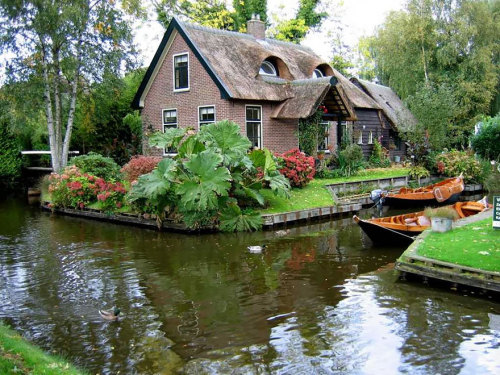 landscape-photo-graphy:  This Village Without Roads Is Straight Out Of A Fairytale Book The village Giethoorn known as the “Venice of the Netherlands” was founded in 1230 and resembles some of the most beautiful fairytale passages. The stunning