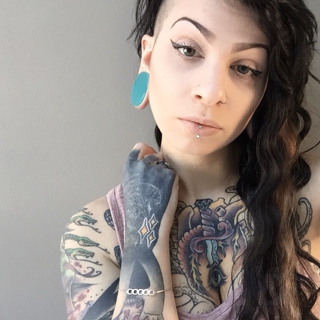 sckofcryin:  When you change your hair and eye color in the same day 🔥 