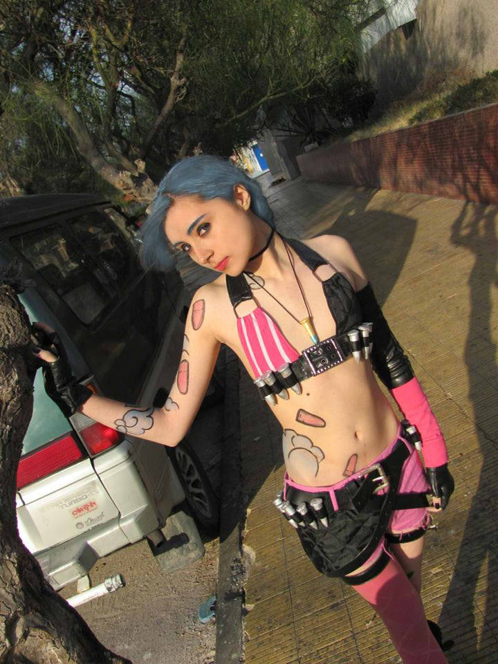 league-of-legends-sexy-girls:Jinx Cosplay