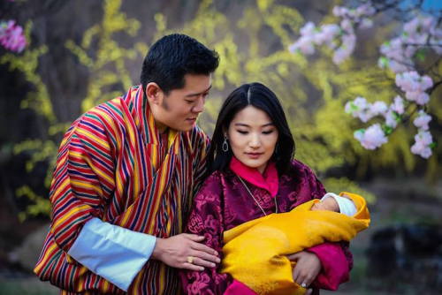 gelatinadeleche:mymodernmet:Eco-Friendly Nation of Bhutan Celebrates the Birth of Its Prince By Plan