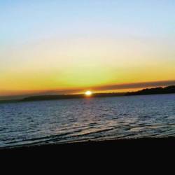 #puestadesol #enero #enero2018 #chile #playa #beach #sunsets #tarde #sun #clouds #puertomontt #puertomonttchile #relaxing #endofday #lastsummer #sumer #carreteraaustral #patagonia #inicio  (en Carretera Austral)