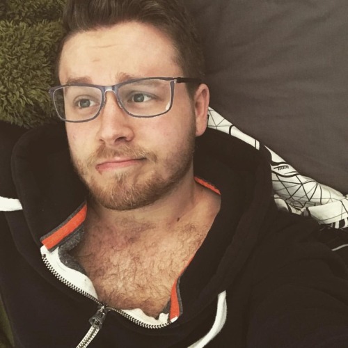 thelonelyhobbitcub:In that moment where your glasses are worn, face is worn and affected by stress and the weather, but you’re happy and warm while others traverse the snow 👌🏻 #scruff #tiredaf #selfportrait #scruffyhomo #beardedgay #starwarsbedding