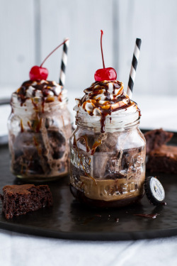 plasmatics-life:  Mini Chocolate Stout Brownie Sundae Floats with Burnt Irish Caramel | &gt; recipe 