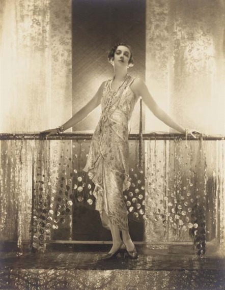 Chantal à la robe coulée d’or. Baron Adolf de Meyer, 1929.