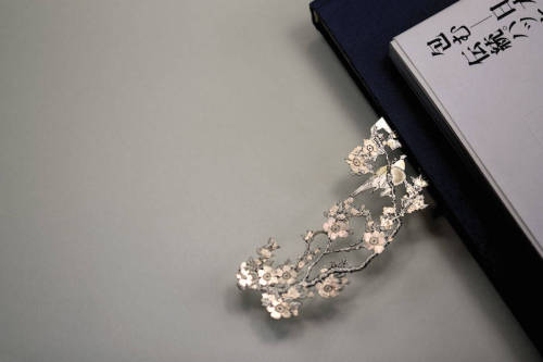 culturenlifestyle:Stunning & Sophisticated Laser Cut Bookmarks Inspired by Classical Art & Literature Italian designer Massimo Moreale from Silverleaf creates stunning sculptural silver bookmarks, which are deeply inspired by nature, classical