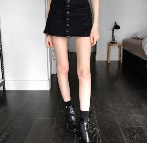 skinnylegsandwaist2: tiny waist and skinny legs, is that too much to ask for???????