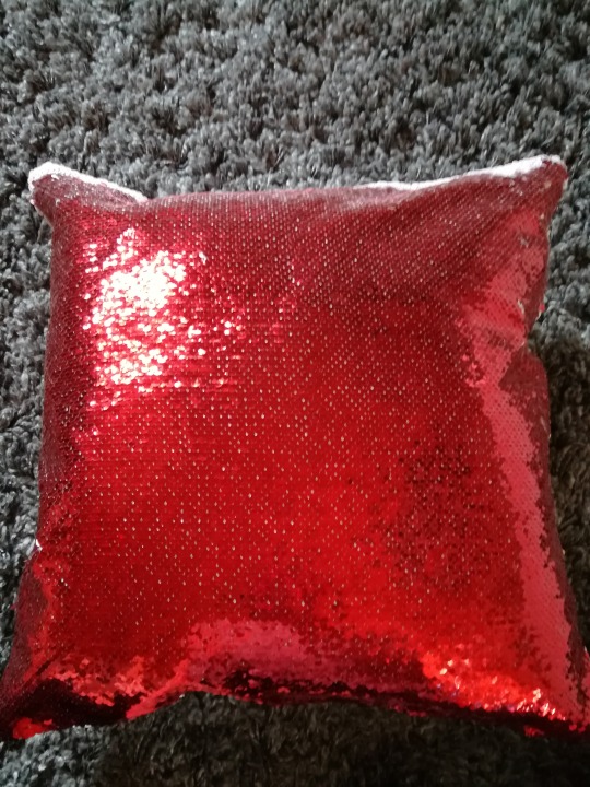 grossestimmung: millennialfirebird:  sarcastic-and-witty-username:  My friends got me the best (and worst) present ever It’s one of those sequin pillows where you can turn the sequins. And this is how they look like from both sides. Please someone make