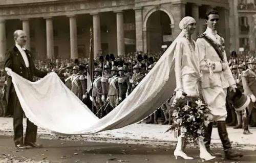 Wedding procession of Prince Amedeo, Duke of Aosta and Princess Anne of Orléans on 5th of November 1