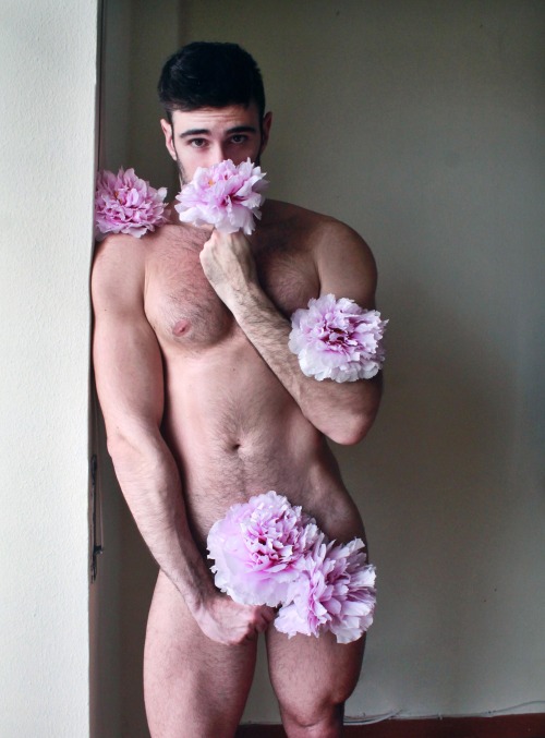 equiscublog:  boydom:  Boys here and Dicks here.  Carnales flores de papel! 