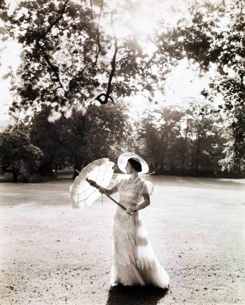 bivouac-of-life:Queen Elizabeth in the garden of Buckingham Palace, 1939Photographed by Cecil Beaton