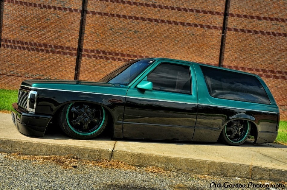 relaxed-iron:  http://www.philgordonphotography.com