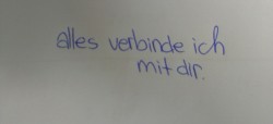 lebenwirdbesser:  fuerimmeristeinelangezeit:  Jeder Moment,  jeder Ort,  sogar das Lied was ich höre während ich zu meiner Schule fahre.  Alles verbinde ich mit dir.   ☺