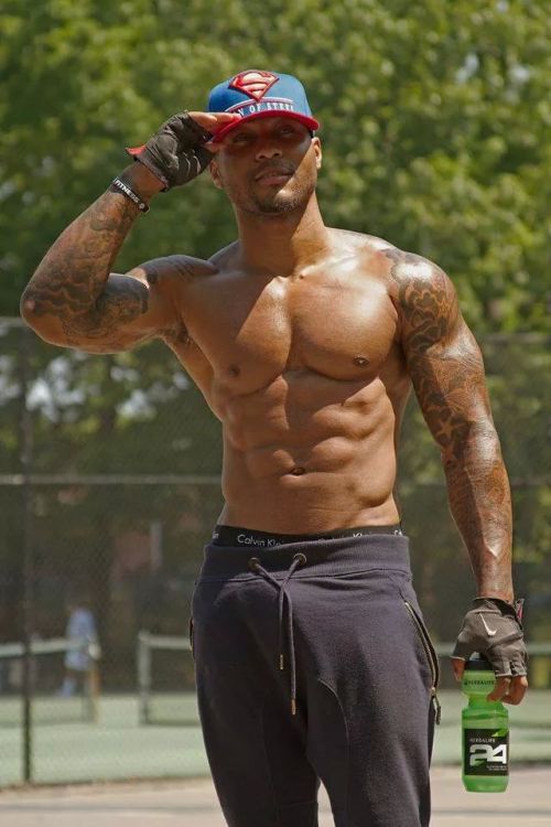justchillingpapi:  He’s like, “I know what you’re looking at….its nice, rig