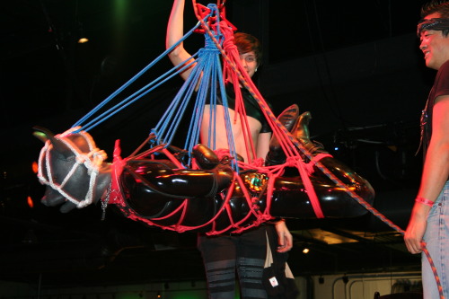 herrenoslaven:  liondogari:  Rubber puppy rope suspension at Exile Fetish Ball 2014, Denver. Awesome set by the awesome That Kind of Orc Ropes by tygeryoshi.   Så skulle vara skönt att vara bunden för huvudet :) när man ska flyga :) 