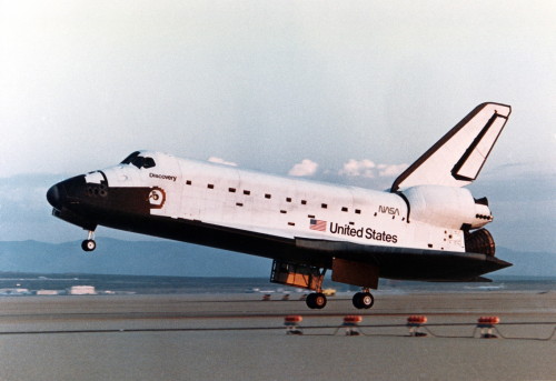 for-all-mankind:Concluding her first flight, space shuttle Discovery lands at Edwards AFB after STS-