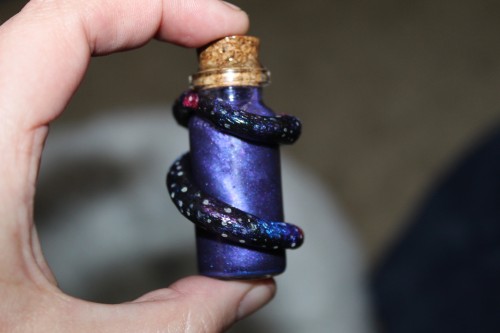  Galaxy potion! After the bottle sits for a while, the liquid is see-through red. Shake it, and the 