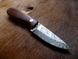 ru-titley-knives:  Enzo Damascus .Enzo  scandi grind necker I recently put together for a customer in Singapore . The damascus mix is 01 tool steel and I believe 1095 . Scales are desert Ironwood over copper clad G-10 liners with brass hardware .  Enzo