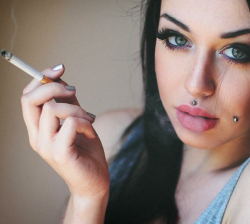 sexysmokingbabes18:  Sexy Smoking Babe 