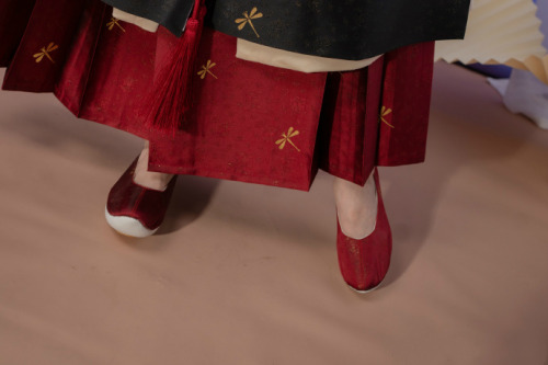 hanfugallery:traditional shoes for chinese hanfu by 步月歌The red shoes are a platform version of Gong 