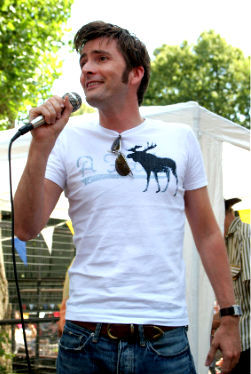 notgingerandalittlebitfoxy:  David Tennant being a dork in t-shirts  for moltobenebananas 