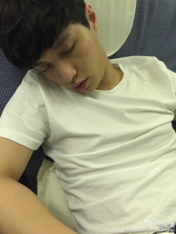 lay-holic:Sun HongLeiâ€™s weibo update