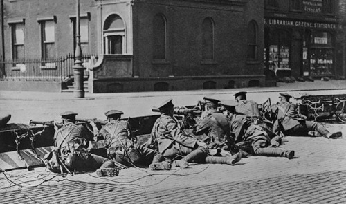 greatwar-1914: Street fighting in Dublin during the Easter Rising, April 24-29, 1916.  The top two photos show Irish rebels, the lower two photos British soldiers.  Better trained and more heavily armed, the British troops (many of them Irish) defeated