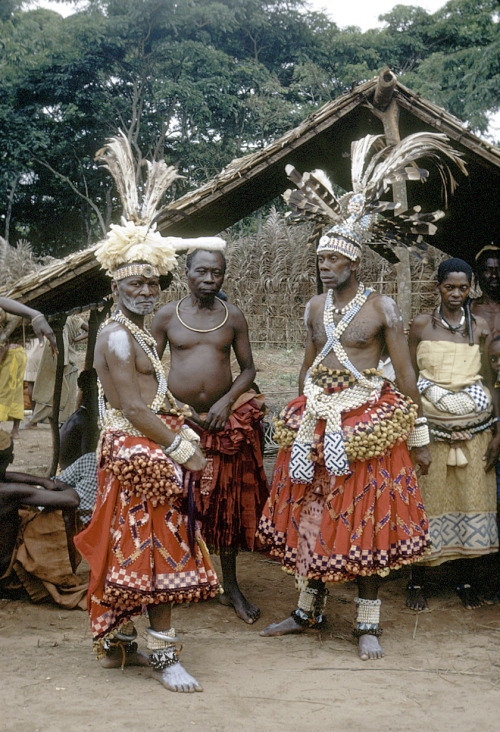 Via Vintage Congo:Kuba titleholders at the royal court, Mushenge, Congo, 1971 by Eliot ElisofonThe photograph depicts high-ranking Kuba notable ‘Tshik'l’ wearing traditional costume, symbolic adornements as well as the headdress ‘Lapuum’, at the