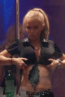 boooooooooooooooobies:  kendall-jenners-nipples:  Kendra Wilkinson  👀