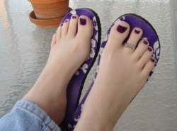 cherrytoesaresexy:  Gorgeous feet