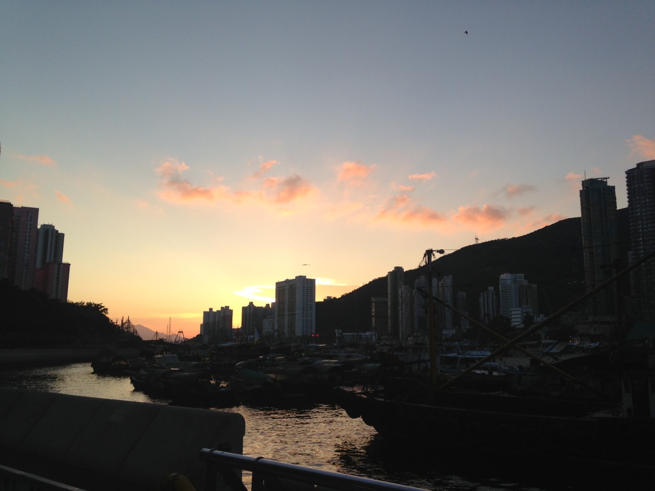 citylandscapes:  Sunset at Aberdeen, Hong Kong. It used to be a fishing village and