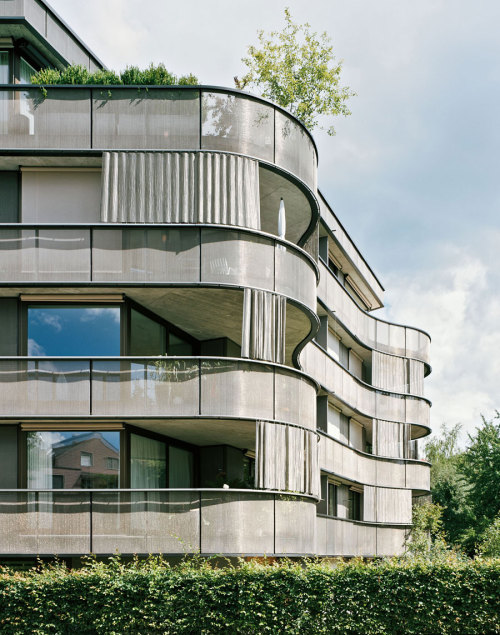 enochliew: Mehrfamilienhaus Rondo by Graber Pulver ArchitektenThe angular atrium juxtaposes well wit