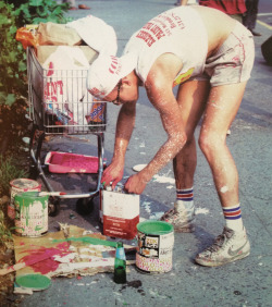 twixnmix:    Keith Haring painting a mural on Houston Street and Bowery in New York City, 1982.     (Photos by Martha Cooper) 