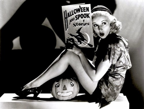XXX A little reading before bedtime (Betty Grable, photo