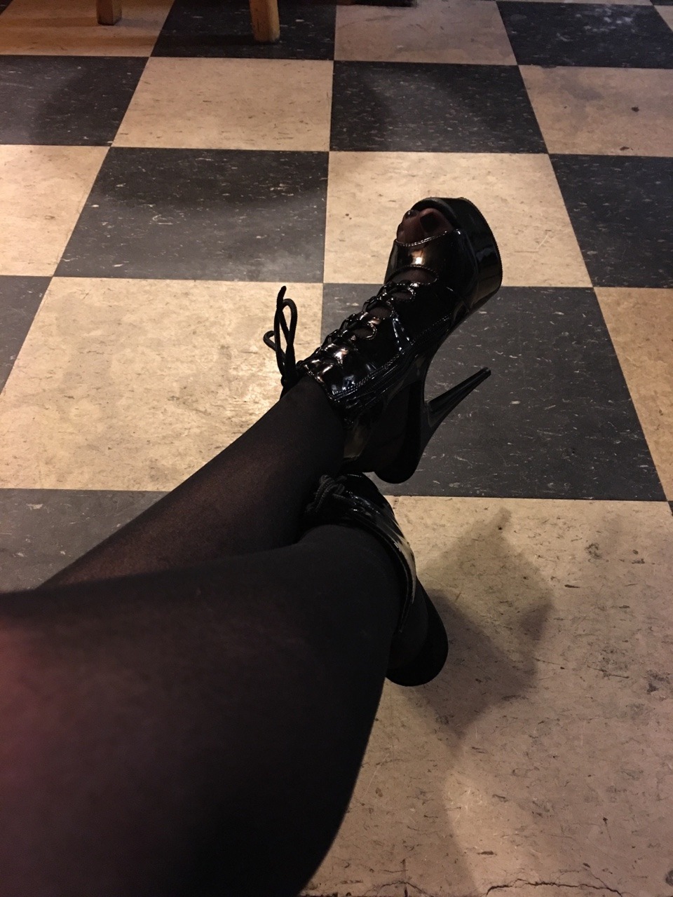 thepoisoninthewine:Stripper looks of the week 💸🖤